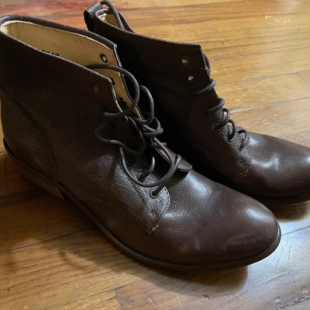 Frye Carson Lace Up in Dark Brown